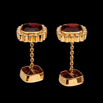 1140. A pair of spinel and diamond cufflinks.