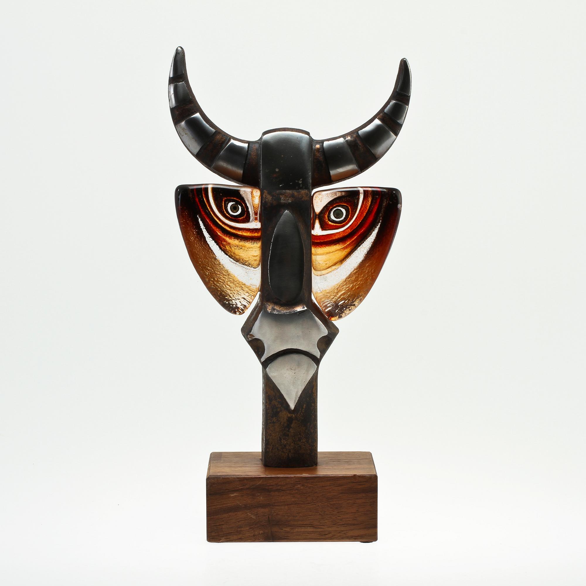 MATS JONASSON, skulptur, glas och metall, "Taurus", Målerås glasbruk, sign o numr 47/99.
