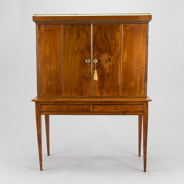 Skåp sengustavianskt, 1800-talets början och slut.