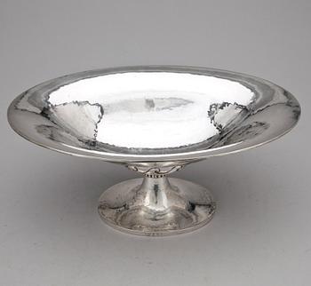 SKÅL PÅ FOT, silver, Bh Edlund, Stockholm, 1925. Vikt ca 478g.