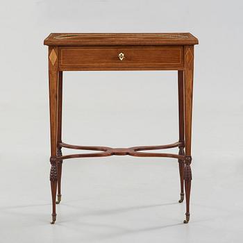 A late Gustavian table in the manner of Lars Qvarnberg, master 1801.