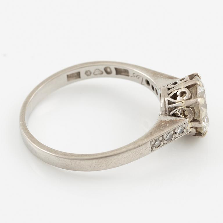 Ring in platinum with brilliant-cut diamond.