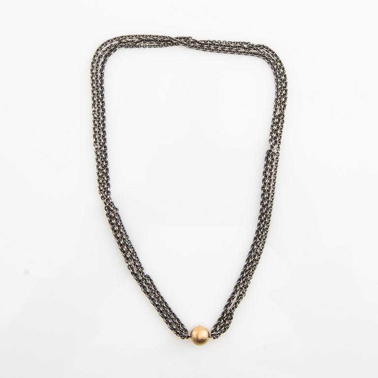 Ole Lynggaard, lås 18K guld med kedja i oxiderad silver.