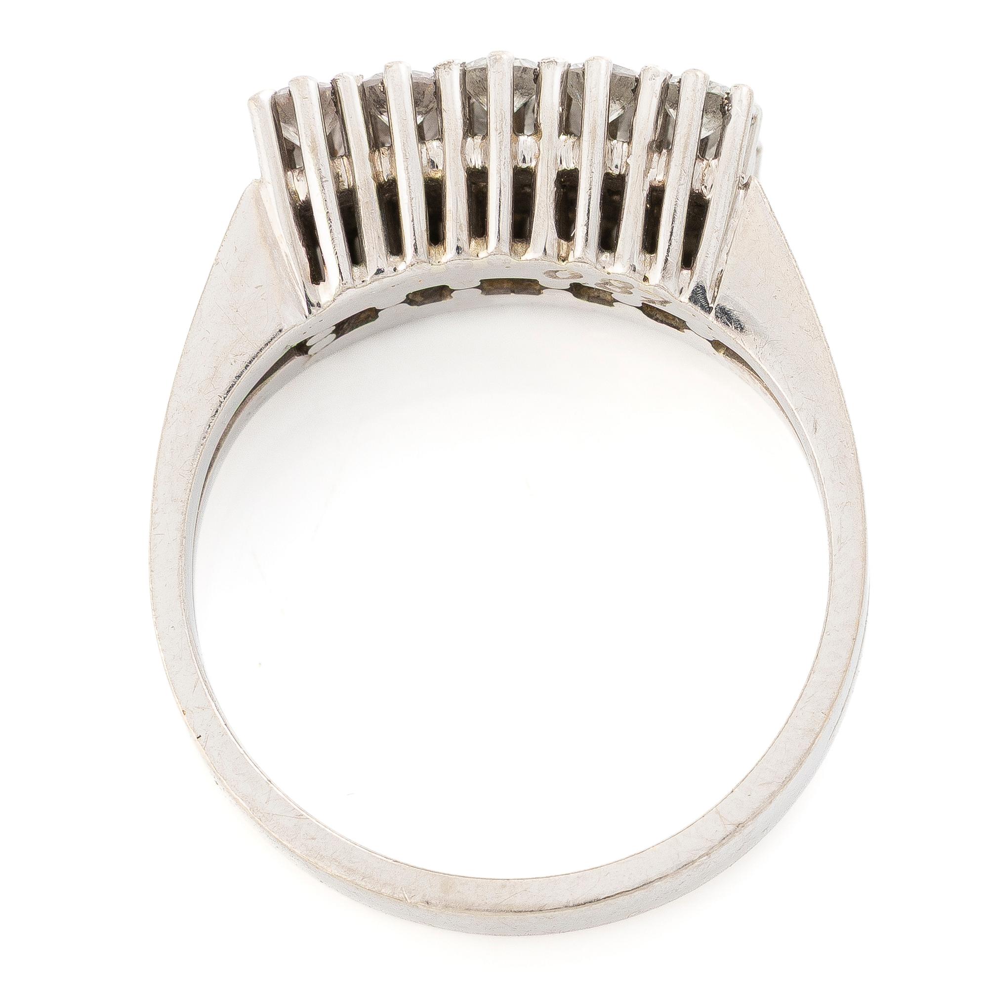 Ring 18K vitguld med runda briljantslipade diamanter.