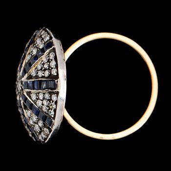 RING, 18K vit- och rödguld, safirer och diamanter. Total vikt 6,5 g.