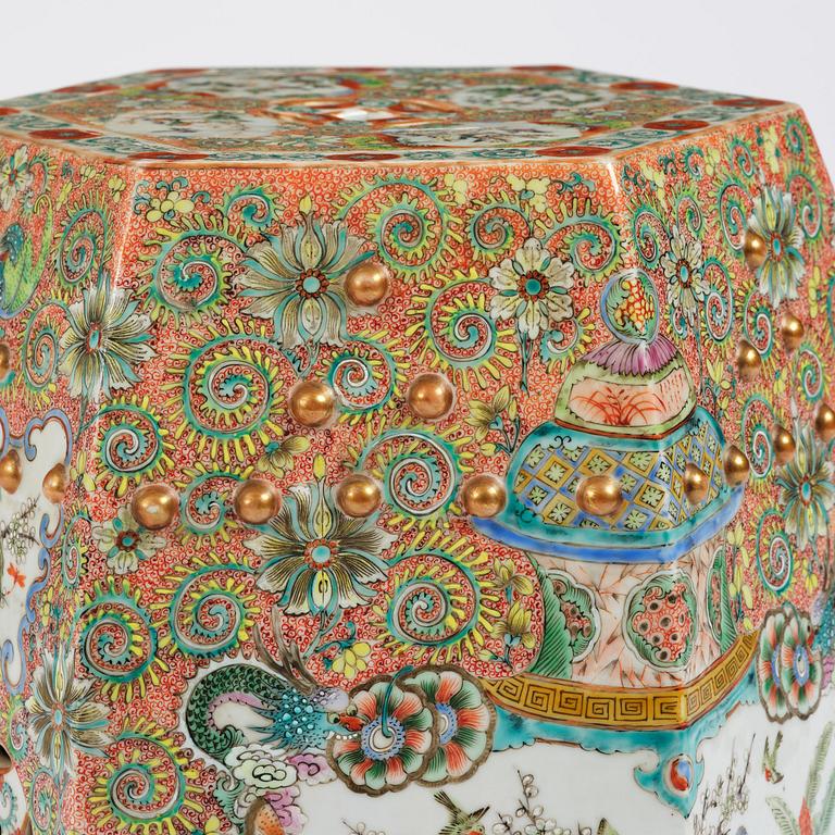 A Chinese Canton porcelain garden seat, around 1900.