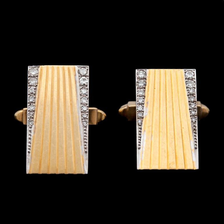 A pair of gold and diamond cufflinks, tot. app. 0.35 cts.