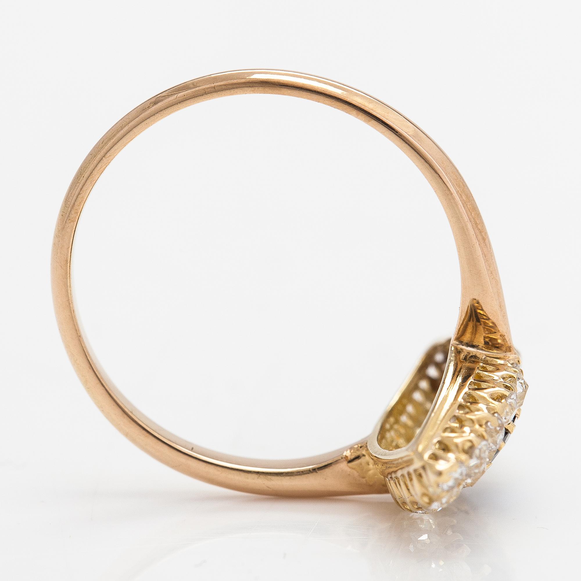 Ring, 18K guld, gammal- och briljantslipade diamanter ca 0,52 ct totalt och safir. Oskar Lindroos, Helsingfors 1937.
