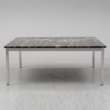 A late 20th century coffee table.