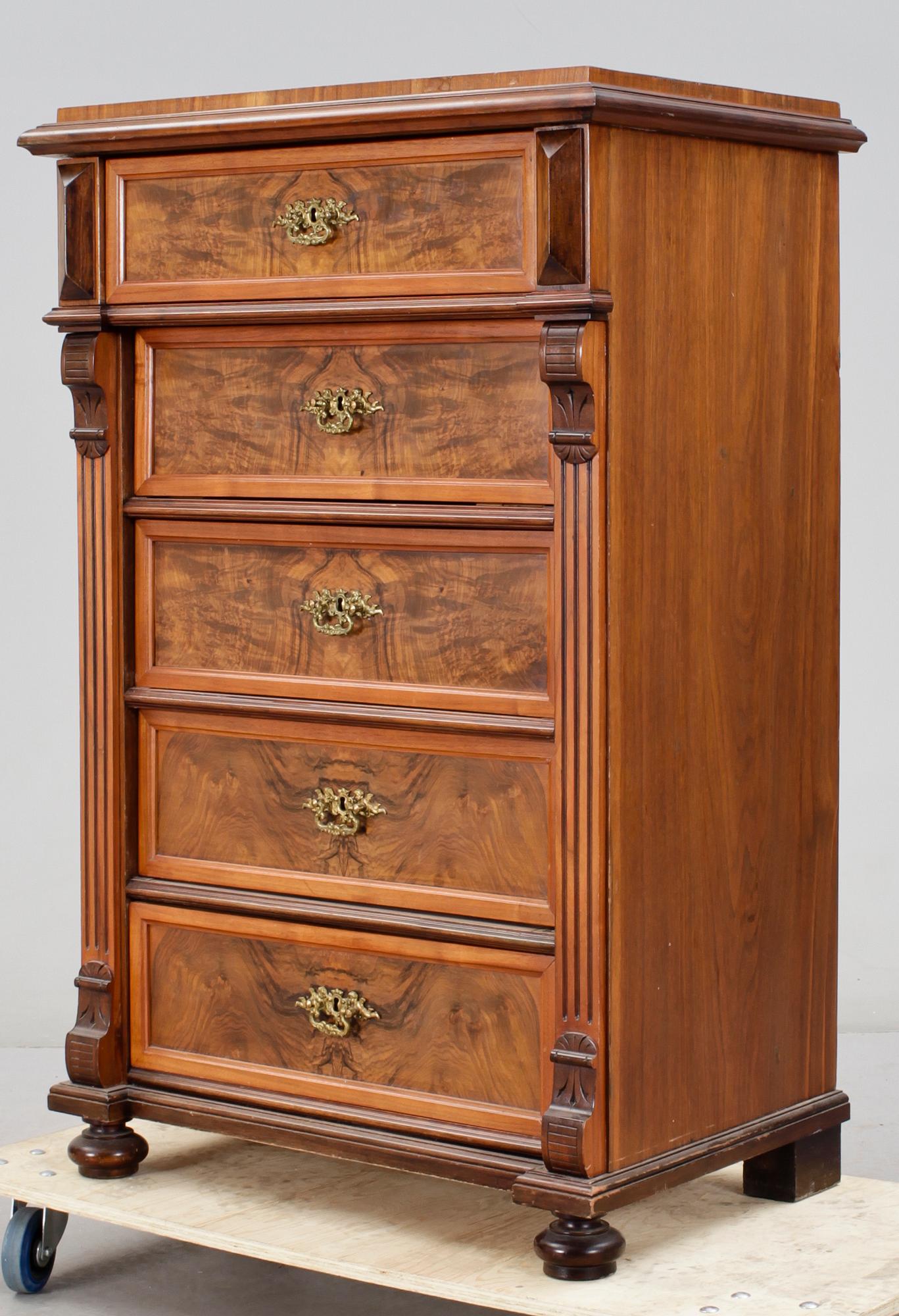 HERRBYRÅ, nyrenässans, 1800-talets slut.