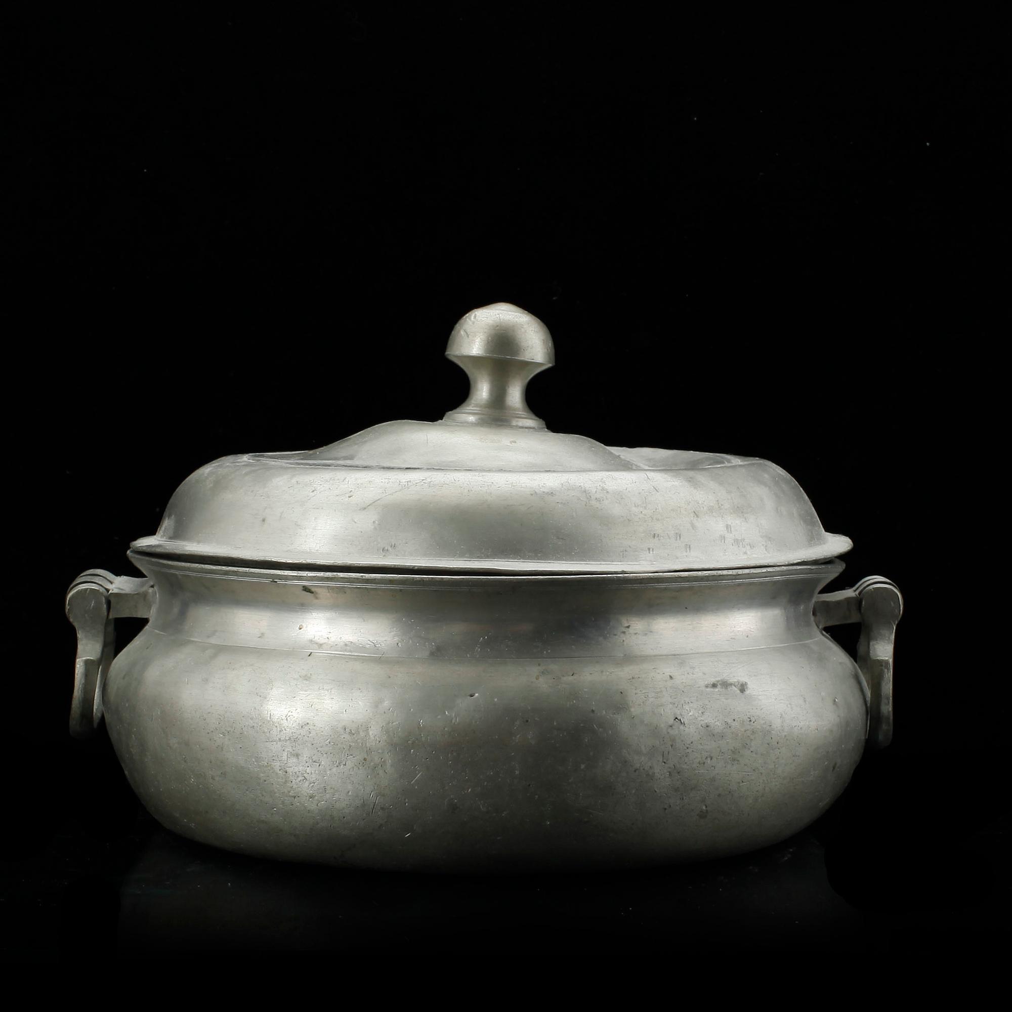 GRÖTSKÅL, tenn, 1700-tal. Odefinierade stämplar.
