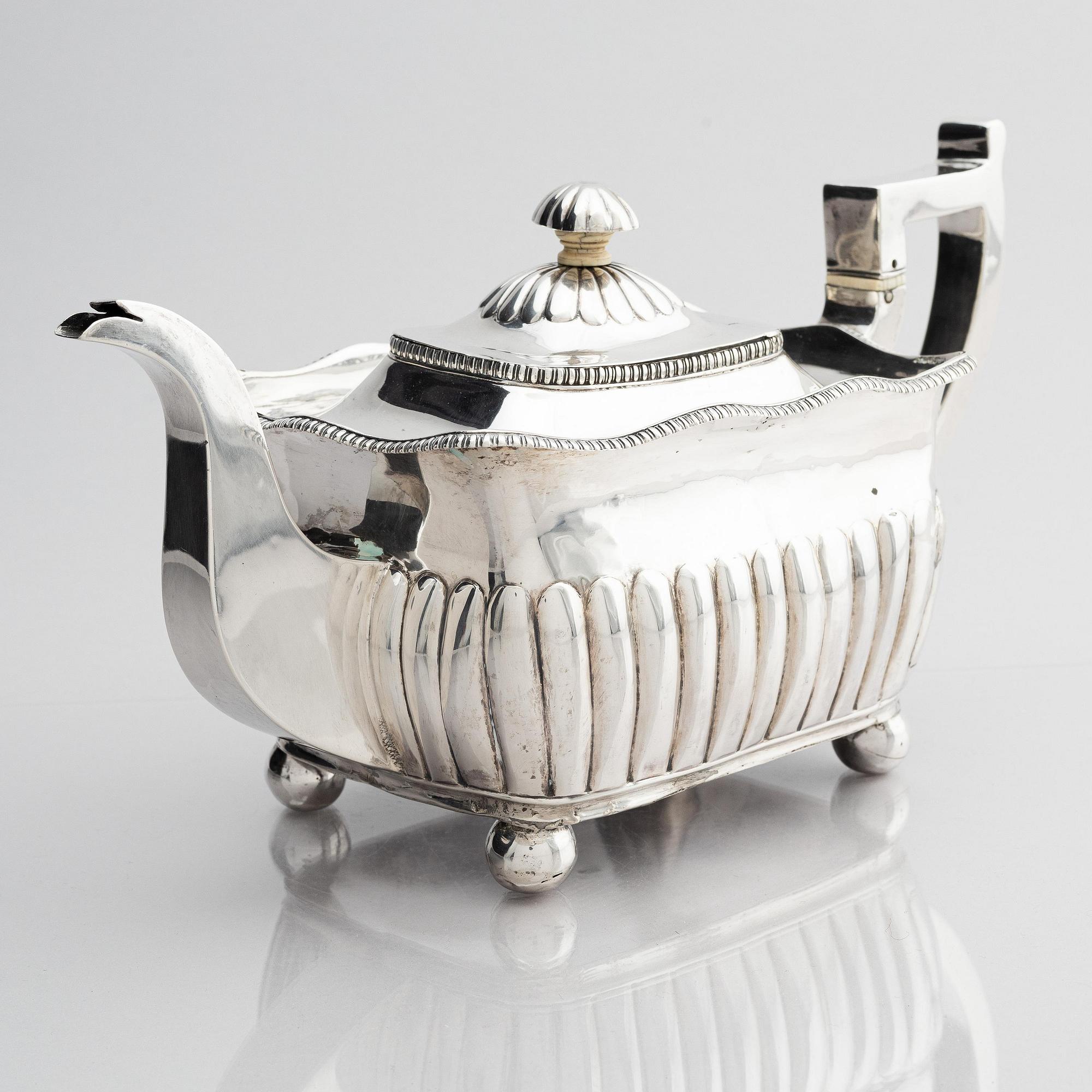 James Henzell, tekanna, silver, Dublin 1813. Empire.