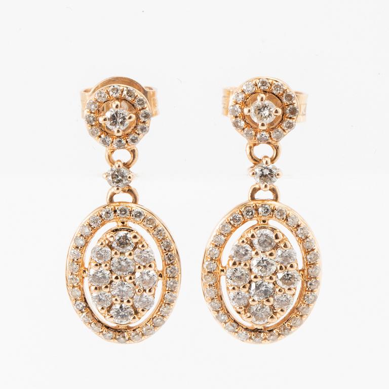 Örhängen ett par samt hänge av 14K roséguld med runda briljantslipade diamanter.