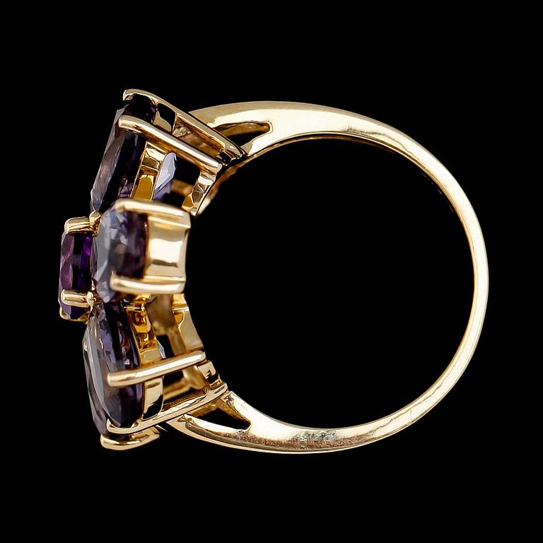 RING, 14 k guld, lilatonad kvarts och ametister.