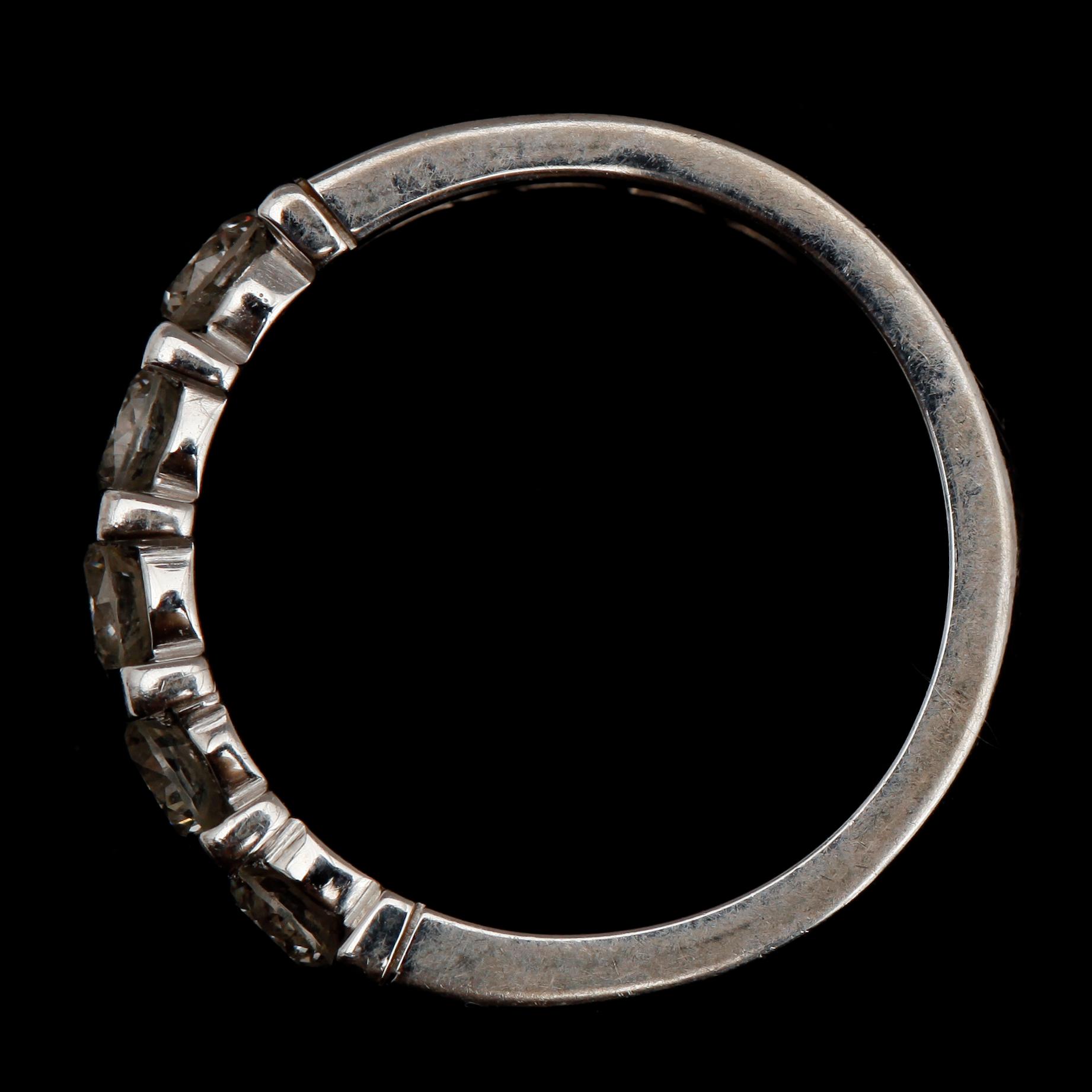 RING, 18 k vitguld, briljantslipade diamanter 5 st á 0,16 ct tot ca 0,80 ct.