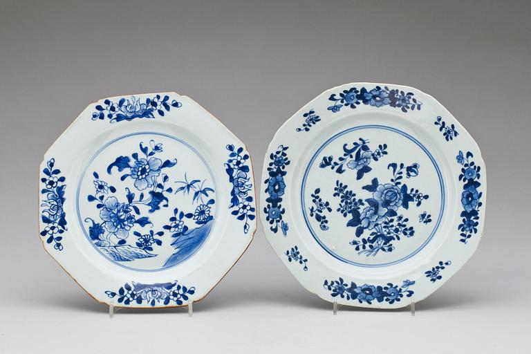 TALLRIKAR, 2st, porslin, Qianlong, Kina, 1700-tal.