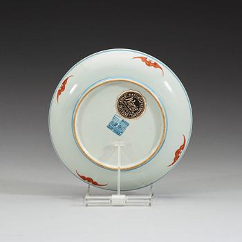 A famille rose figure scene dish, Qing dynasty 19th century. With seal mark.