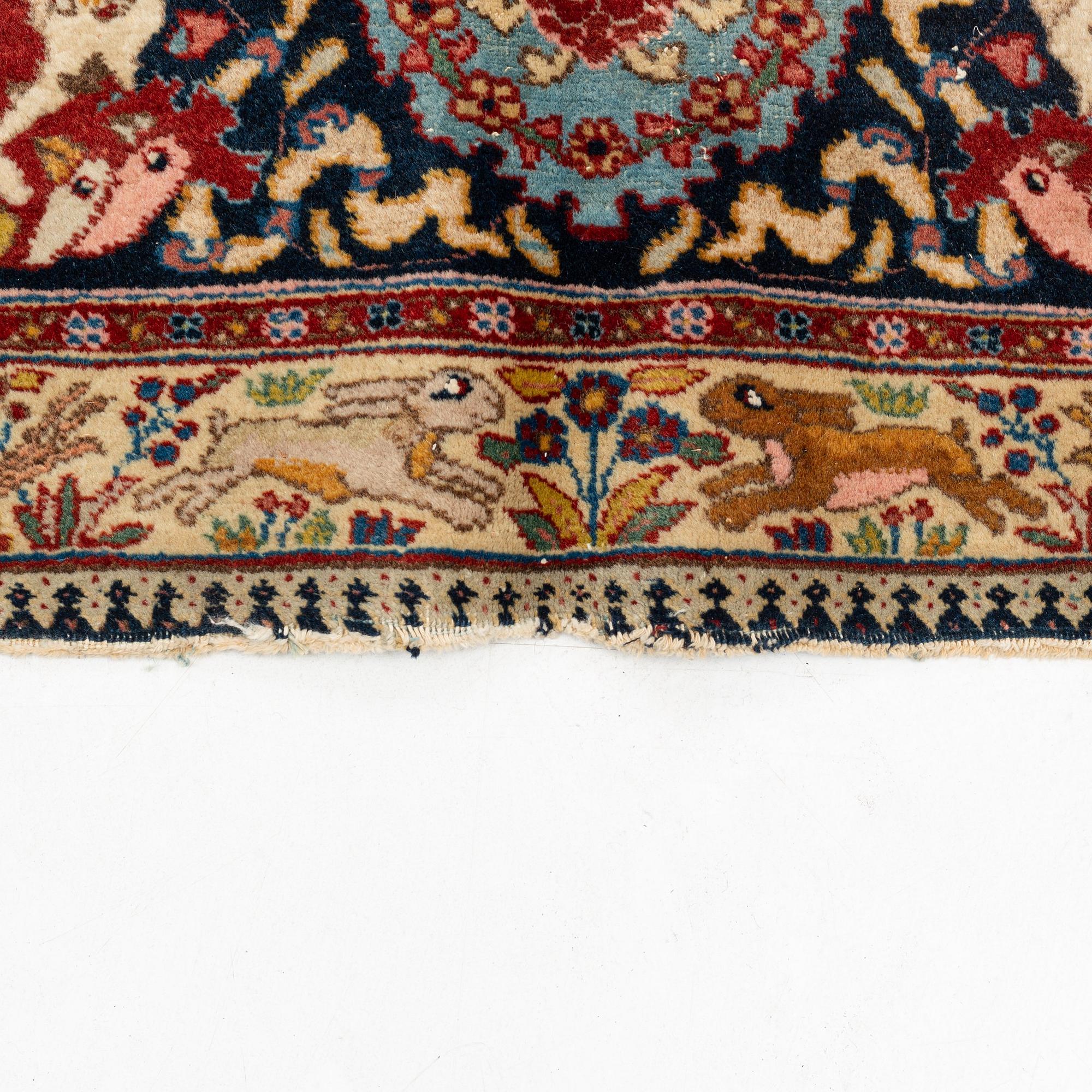 An antique Tabriz carpet, ca 354,5 x 276 cm.