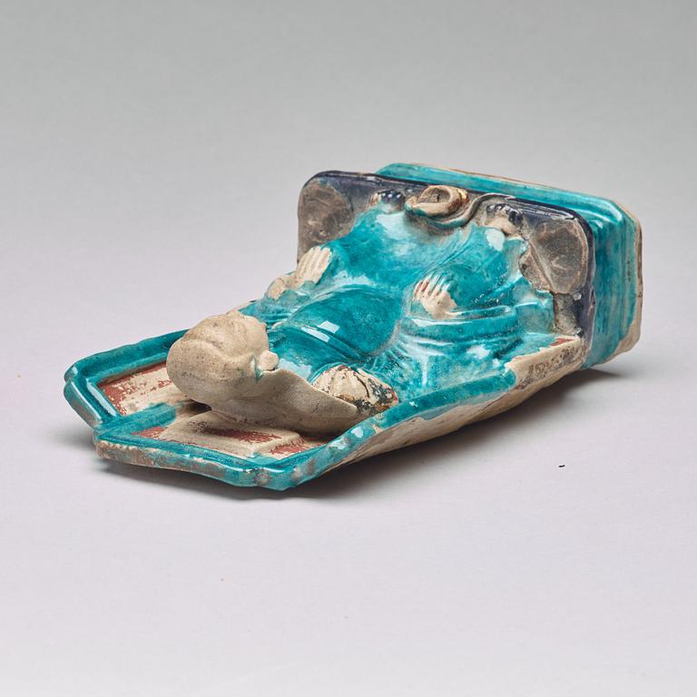 A turquoise and purple glazed figure of a dignitary, Qing dynasty, Kangxi (1662-1722).