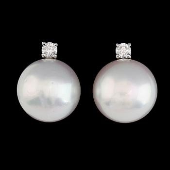 ÖRHÄNGEN, 18K vitguld, briljantslipade diamanter tot ca 0.40 ct, south sea-pärlor.