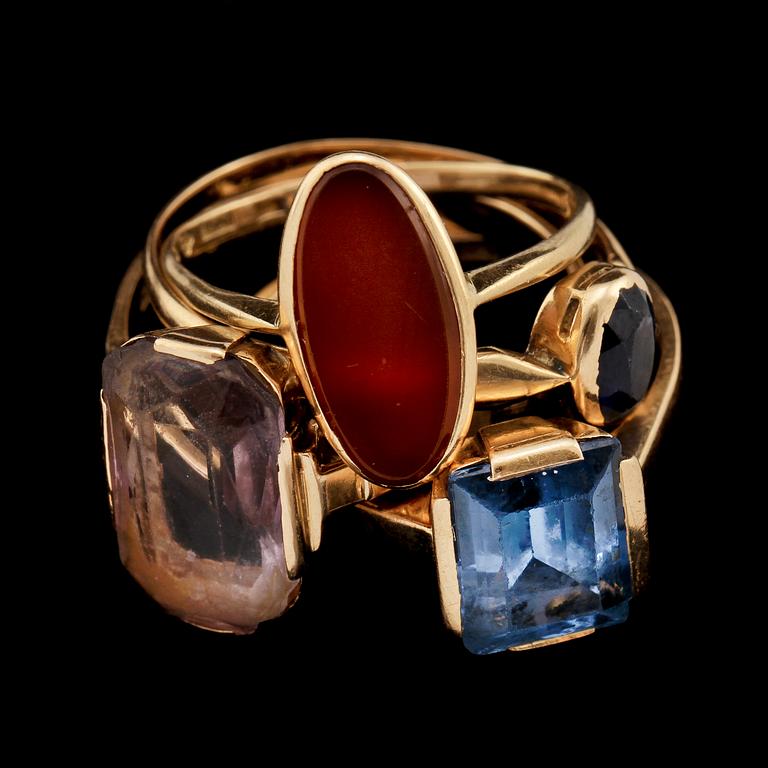 RINGAR, 4 st, 18k guld med olikfärgade stenar, bl a blå safir, 1900-tal. Tot vikt 14 g.