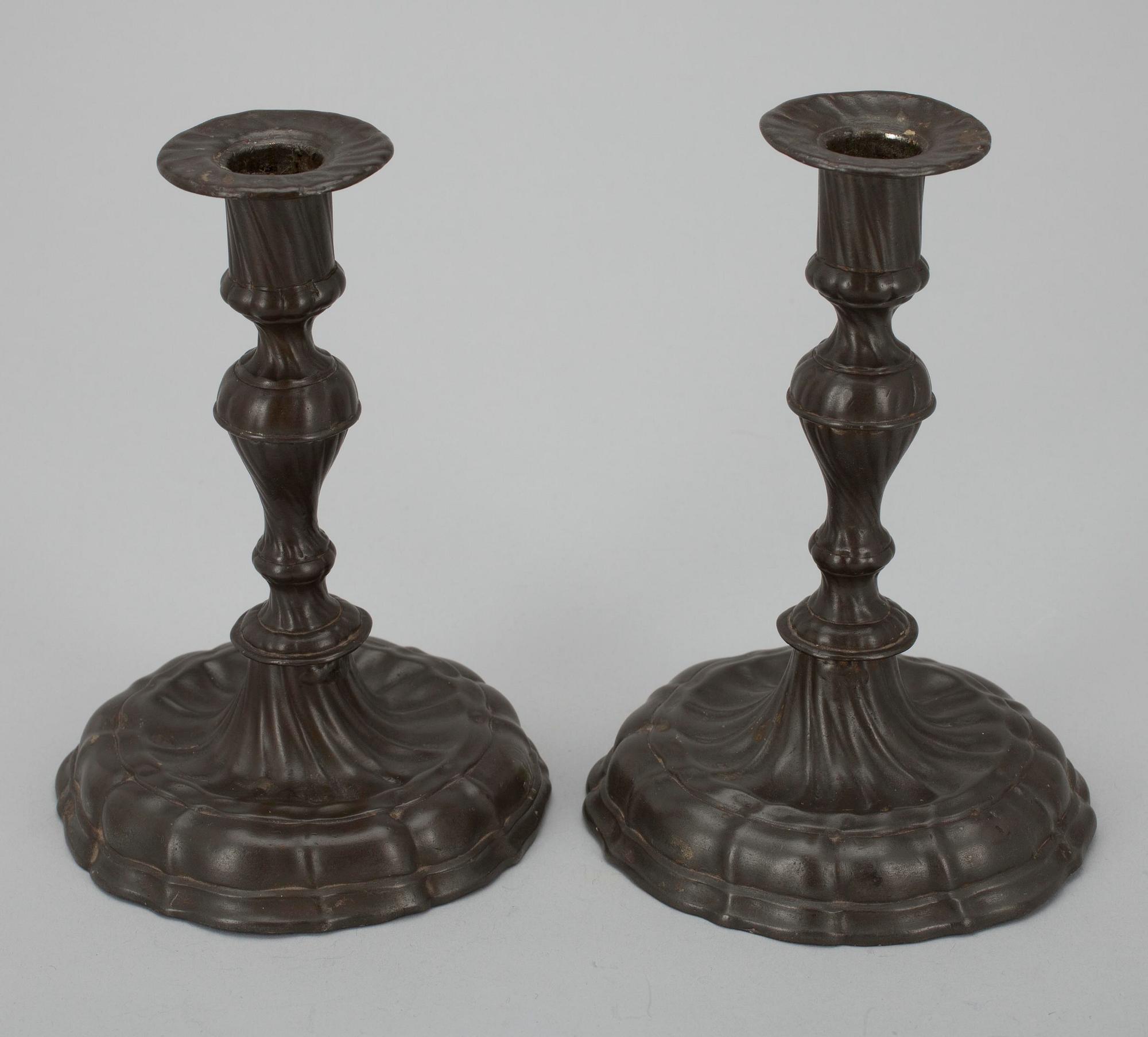 LJUSSTAKAR, ett par, tenn, rokoko, 1700-tal.