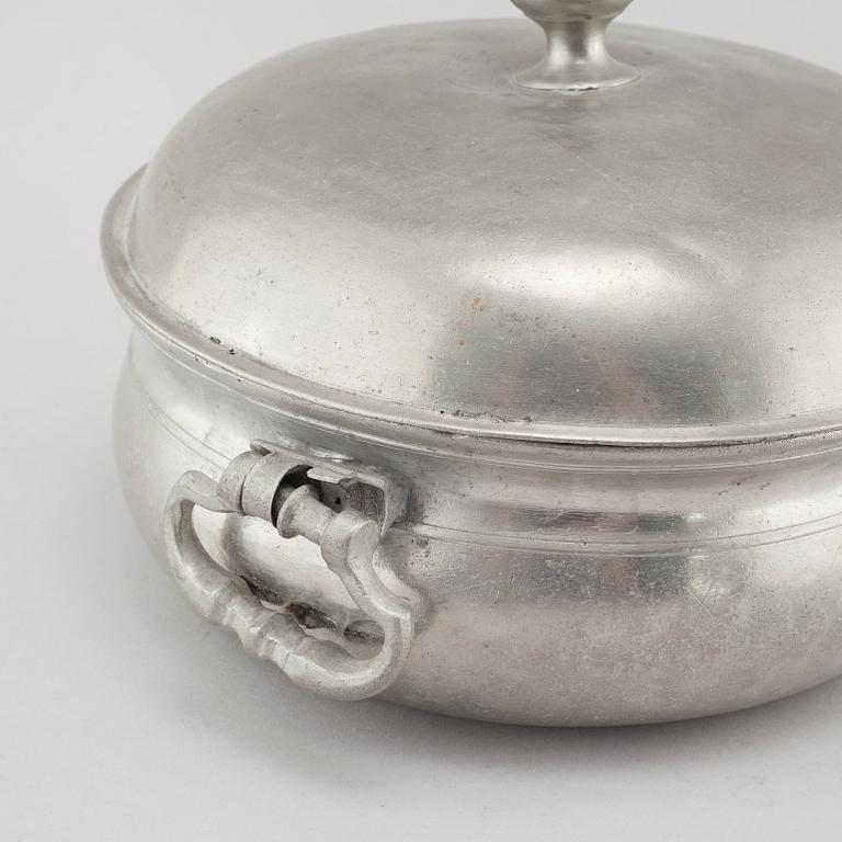 Five plates, two bowls and one poridge bowl with lid in pewter, 18th, 19th and 20th century.