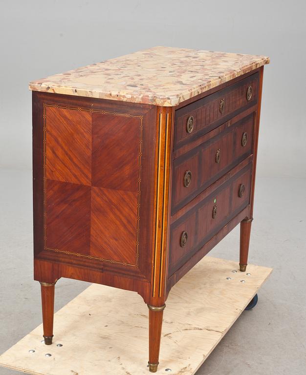 BYRÅ, gustaviansk stil, 1900-talets första hälft.