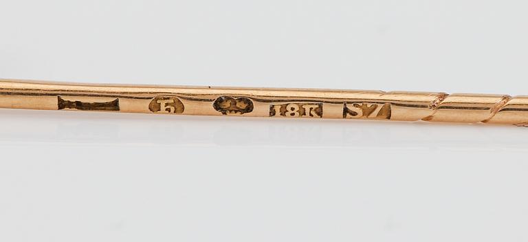 SLIPSNÅLAR, 2 st, 18K guld, med odlad pärla och diamant, svenska stämplar daterade 1920 och 1931. Total vikt ca 2 gram.