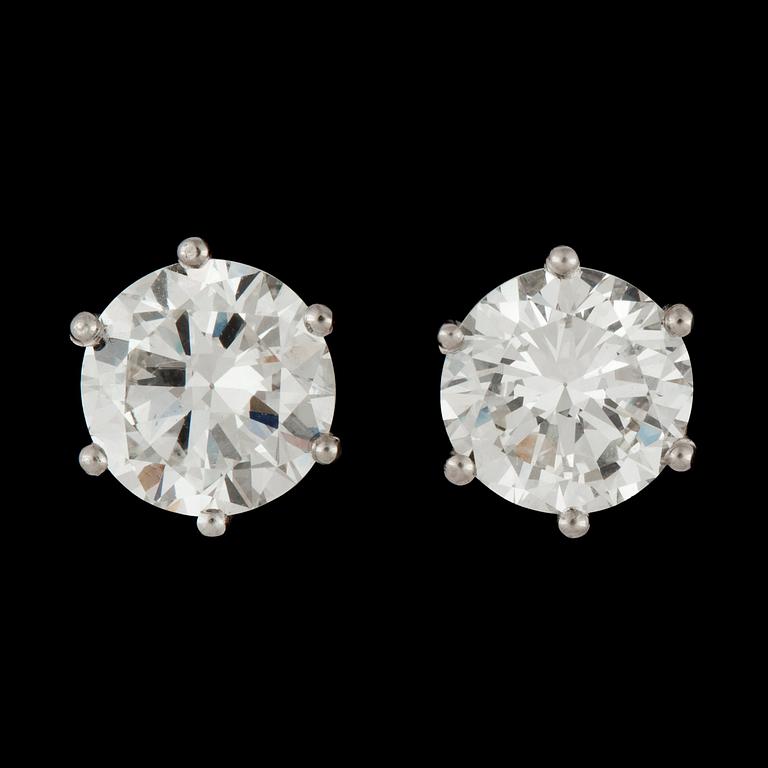 A pair of diamond 1.63 (H/VS2) and 1.64cts (H/VS1) earstuds.
