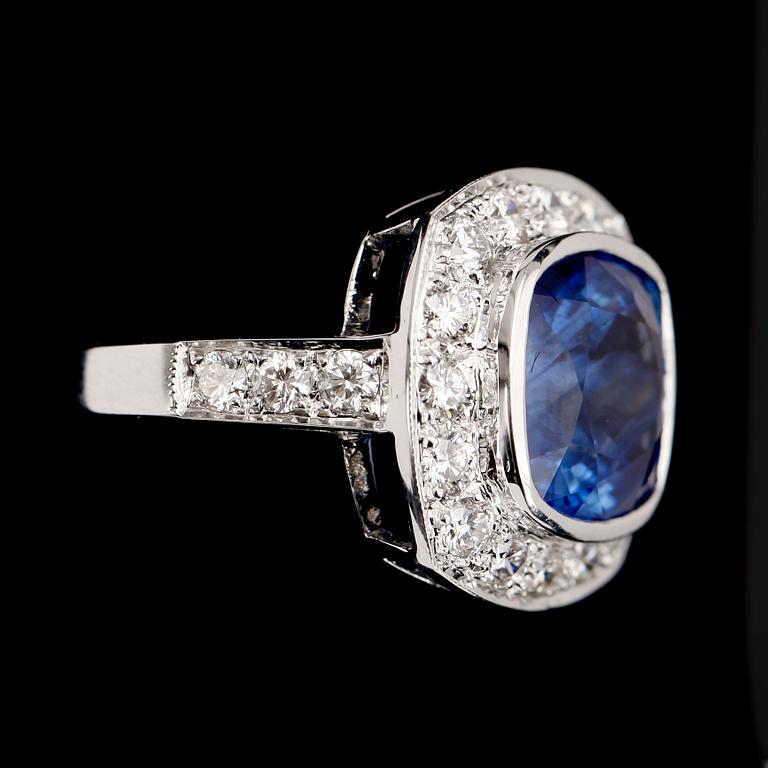 RING, 18 k vitguld, med safir 6.20 ct och briljanter tot 1.20 ct.