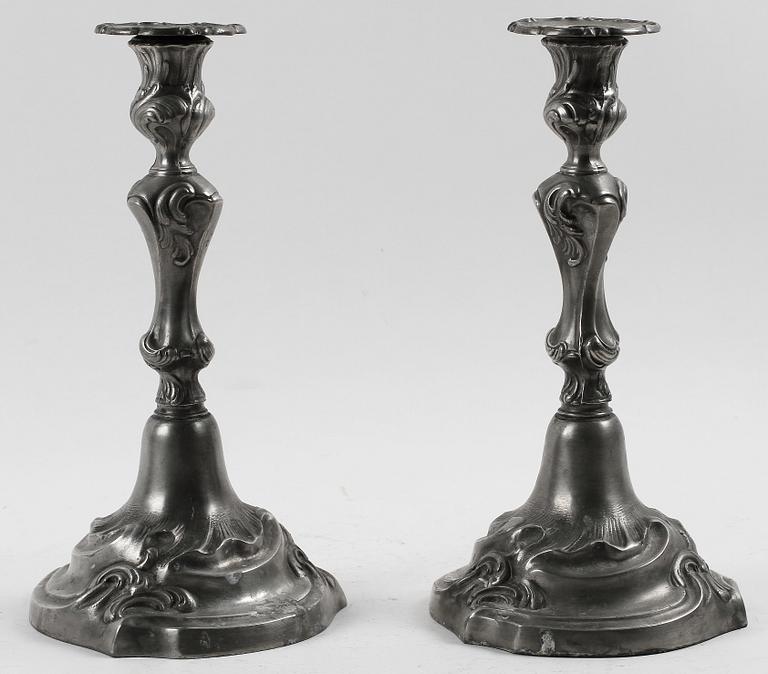 LJUSSTAKAR, ett par, rokokostil, 1900-tal.