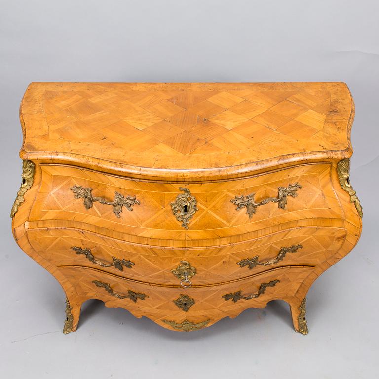 A SWEDISH CHEST OF DRAWERS, 18th Century.