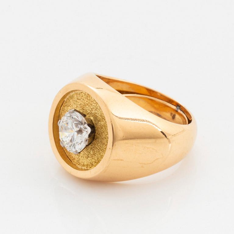A WA Bolin ring in 18K gold set with a round brilliant-cut diamond.