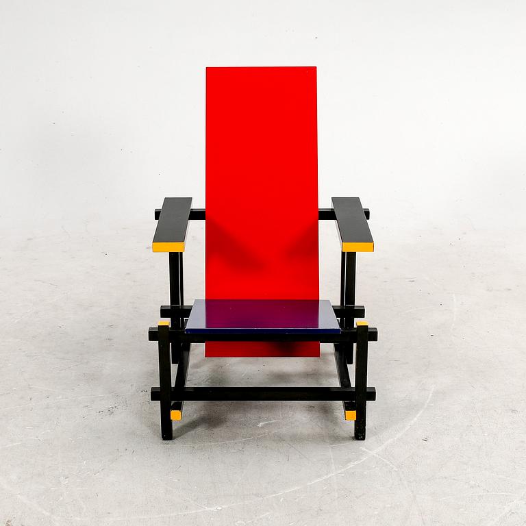 Gerrit Rietveld, fåtölj, "Red and blue chair", Cassina, formgiven 1918.