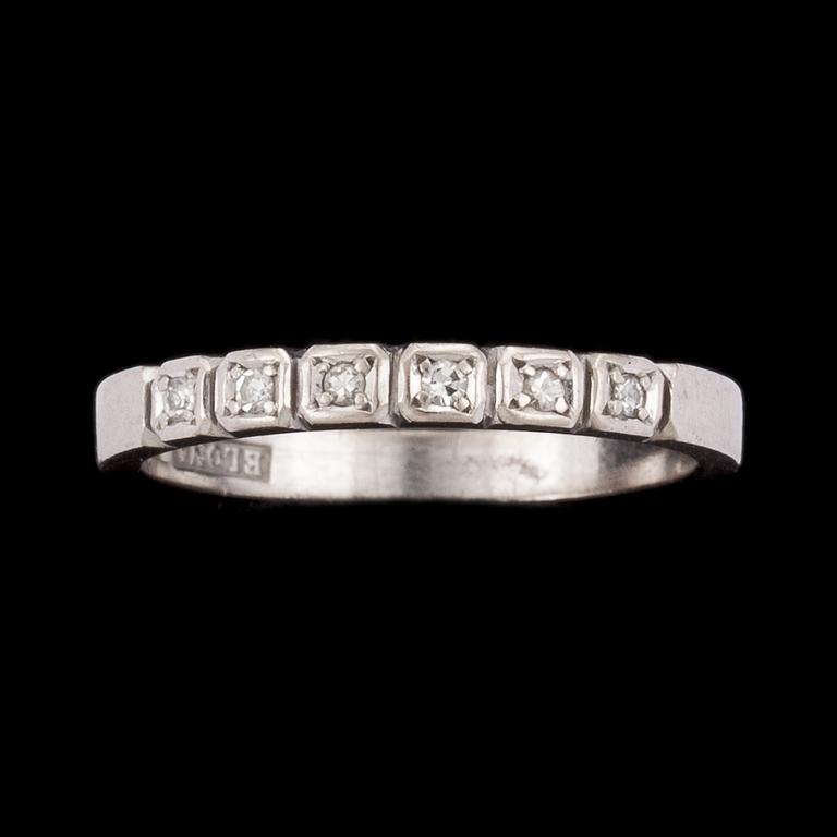 RING, 18k vitguld besatt med 6 små diamanter. Elon Arenhill, Malmö 1972. Vikt ca 3 g.