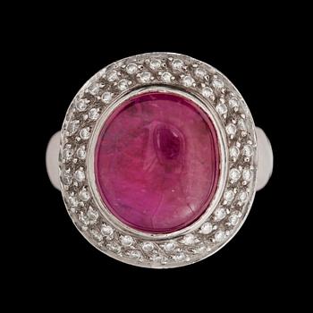 1169. A cabochon cut ruby ring set with brilliant cut diamonds, tot. app. 0.75 ct.