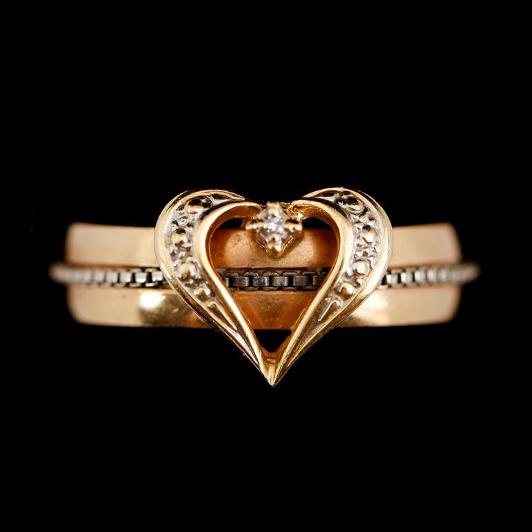 RING, 18 k guld, med liten briljant. Vikt ca 7 gram.