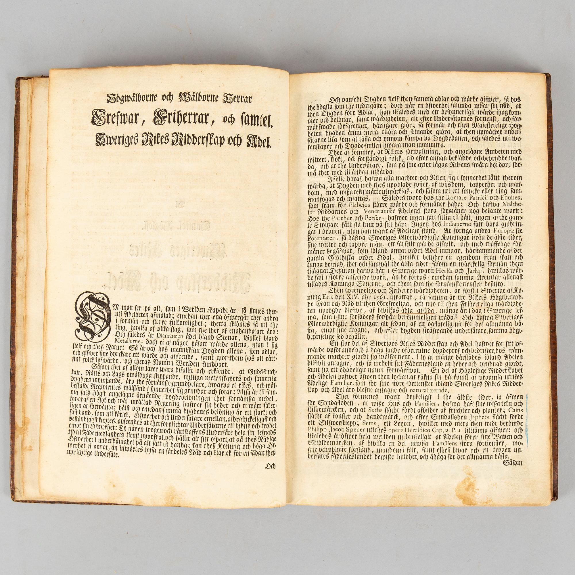 Med hundratals adelsvapen i träsnitt, 1734.