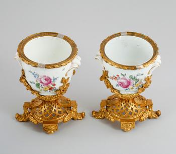 URNOR, 1 par, porslin och förgylld mässing, sannolikt Frankrike, 1900-talets första hälft.