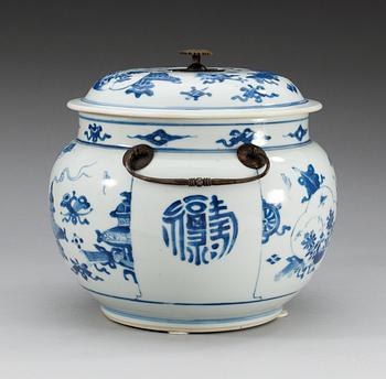 KRUKA med LOCK, porslin. Qing dynastin, Kangxi (1662-1722).