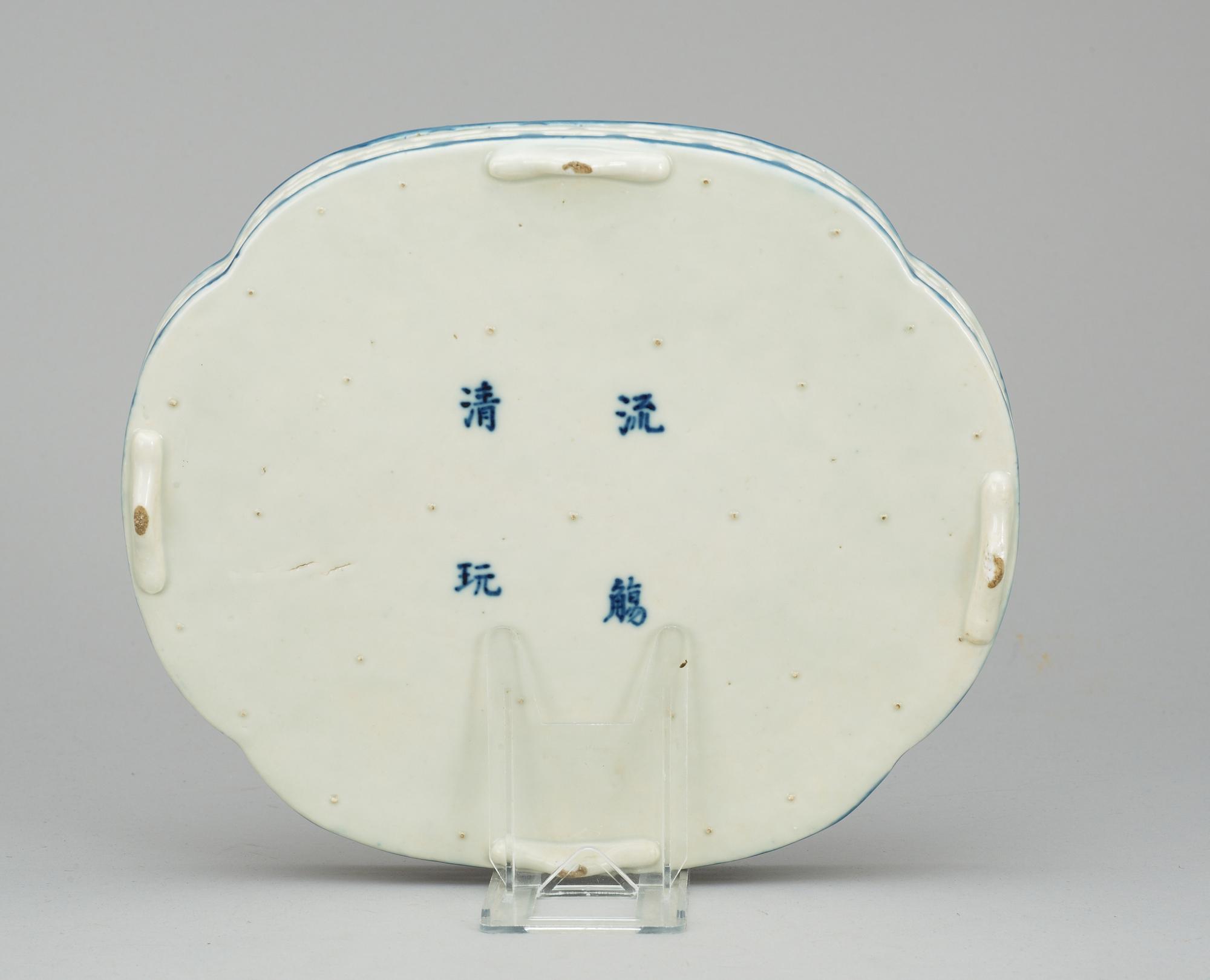 BRICKA, 
porslin. Troligen Japan, 1800/1900-tal, fyra karaktärers märke.