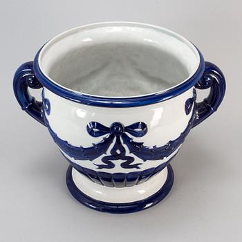 A creamware flowerpot, Göteborgs porslinsfabrik, 1910-20s.