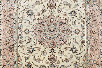 A Kashan carpet, c. 300 x 198 cm.