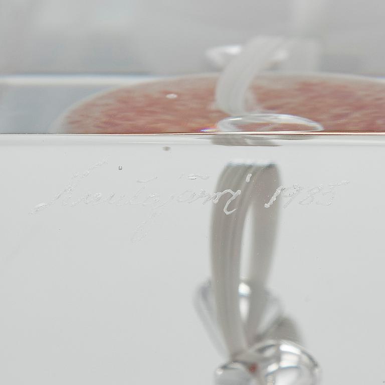 Oiva Toikka, årskub, signerad Oiva Toikka, Nuutajärvi 1985, numrerad 668/2000.