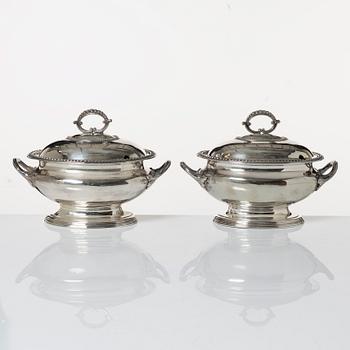Bowls with lids, a pair, silver plate, Elkington, 20th century.