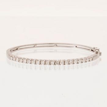An 18K white gold bracelet set with round brilliant-cut diamonds.