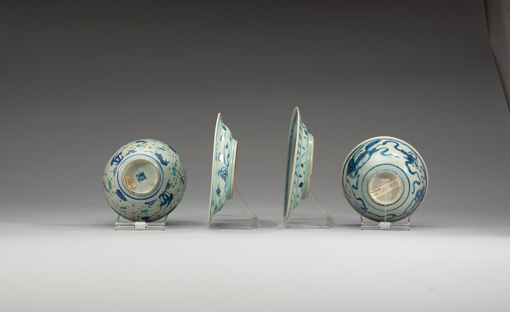 SKÅLAR och FAT, fyra delar, porslin. Ming dynastin (1368-1644).