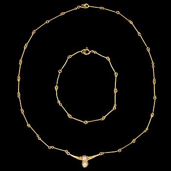 COLLIER samt ARMLÄNK, 18k guld med 2 odlade pärlor, Björn Weckström, Lapponia, 1990. Vikt tot 8 g.