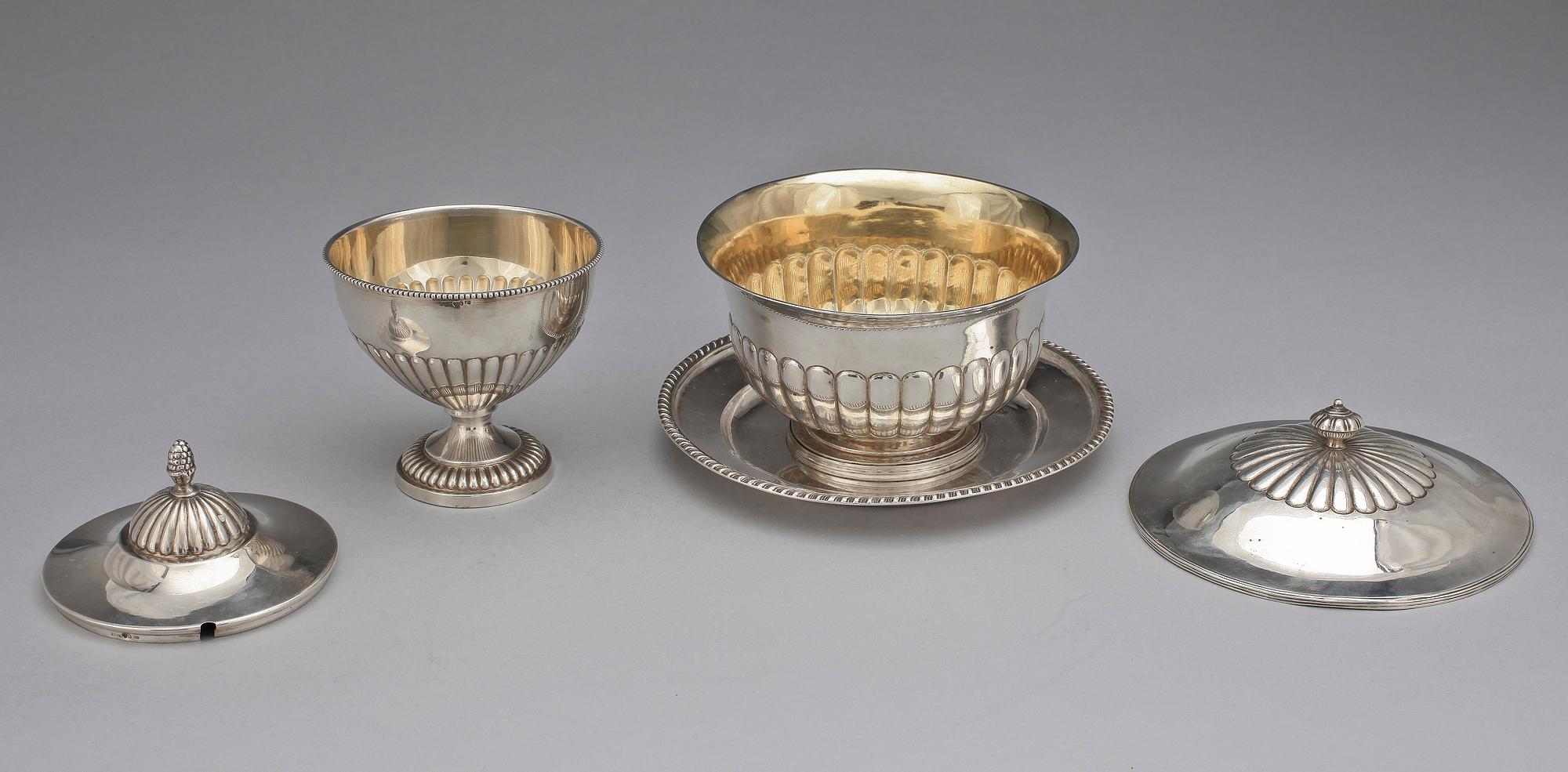 SKÅL samt SOCKERSKÅL, silver, bl a Johan Petter Grönvall, Stockholm. 1840 resp 1912. Total vikt: 861 gram.